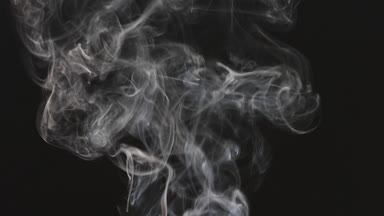 Güzel gri siyah bir arka plan üzerinde duman. Sigara dumanı. Nargile sigara. Türbülans duman. Beyaz buharı yükselir. Duman yavaş uçar.