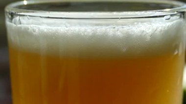 Bira bardağa doldurulur. Köpüklü bira bardağında güzel baloncuklar uçuşuyor.. 