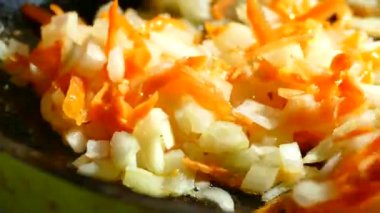 Doğranmış soğan ve kızartma tavasında kızaran havuç manzarası 