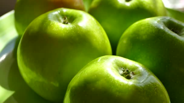 Hermosas Manzanas Verdes Pie Plato Una Fruta Verde Gira Delante — Vídeo de stock