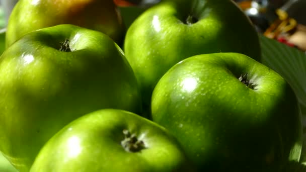Krásná Zelená Jablka Stojí Desce Zelené Plody Před Kamerou Detail — Stock video