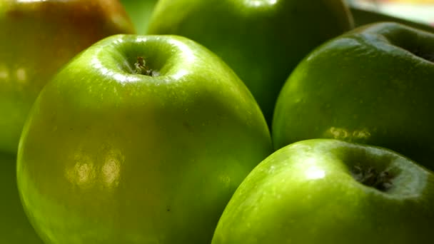 Hermosas Manzanas Verdes Pie Plato Una Fruta Verde Gira Delante — Vídeos de Stock