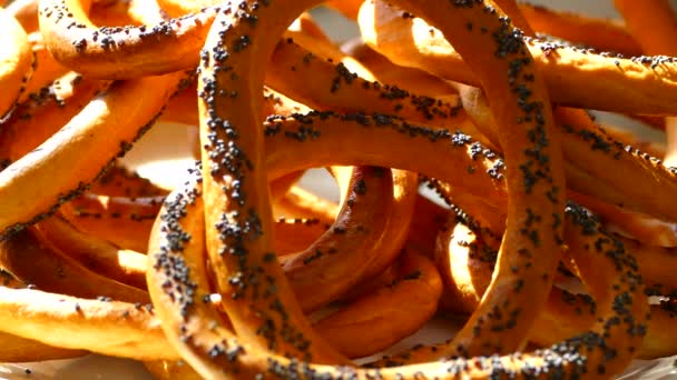 Bagels with poppy close-up on a plate. Flour product. Appetizing dessert for tea. — Stock Video