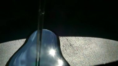 Zeytin yağı bir tavada dökülür. Ayçiçek yağı bir tavada üzerinde parlıyor. Bir tavada yemek.