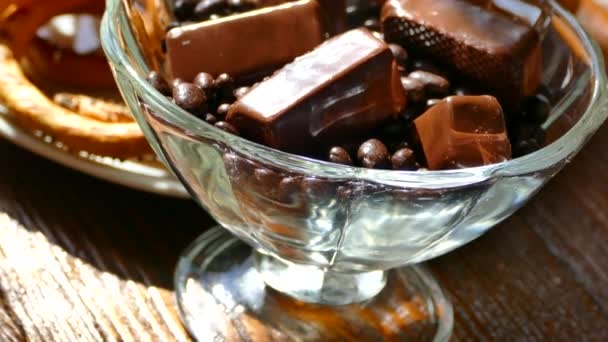 Шоколадні цукерки та таблетки. Шоколадний десерт. Солодощі для чаю . — стокове відео
