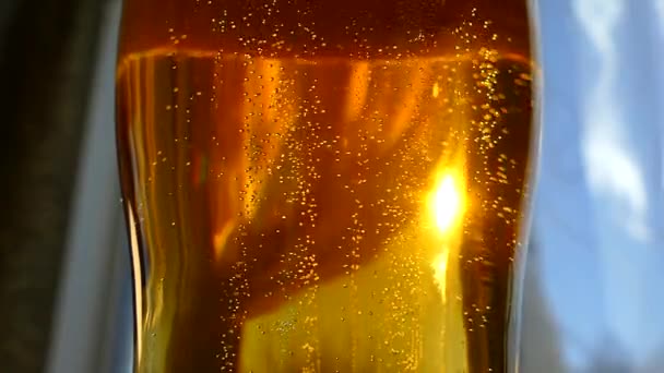 啤酒倒入玻璃杯中 低酒精的黄色饮料 碳酸饮料的美丽气泡 复古餐桌上的一杯泡沫啤酒 — 图库视频影像