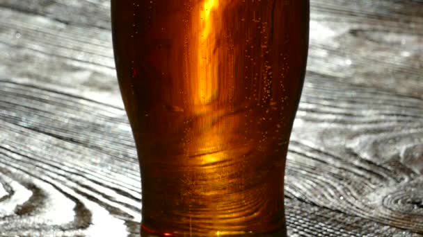 Bier Wird Ein Glas Gegossen Leichtes Alkoholarmes Getränk Von Gelber — Stockvideo