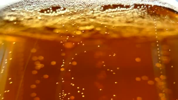 Bier Wird Ein Glas Gegossen Leichtes Alkoholarmes Getränk Von Gelber — Stockvideo