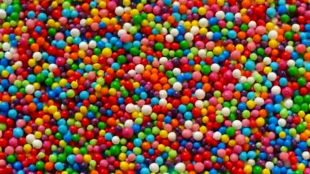 Een Multi Gekleurde Toonaangevend Draait Een Plaat Veelkleurige Ballen Alle — Stockvideo