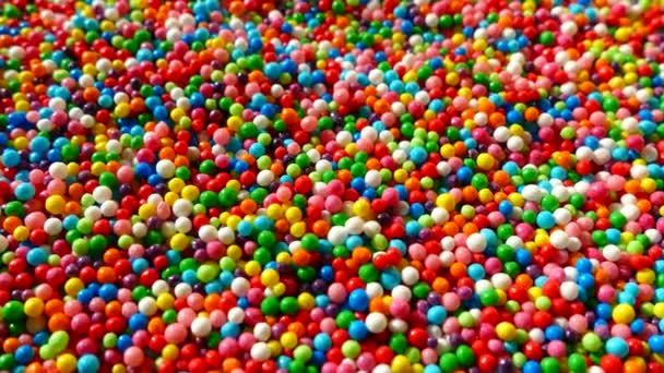 Een Multi Gekleurde Toonaangevend Draait Een Plaat Veelkleurige Ballen Alle — Stockvideo
