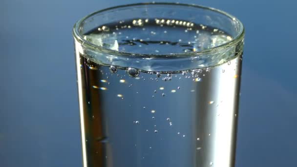 Clean and fresh water is poured into the glass. Carbonated water with bubbles. — Stock Video