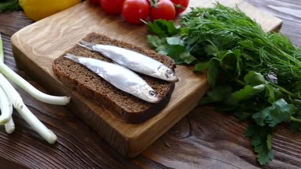 Sprotte Auf Einem Stück Schwarzbrot Fisch Mit Brot Und Gemüse — Stockvideo