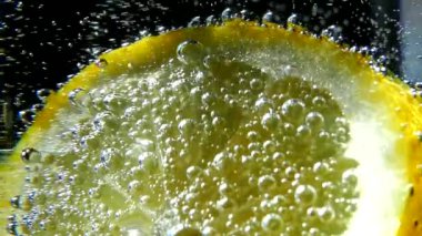 Maden sodasından taze meyve. Limon dilimleri portakallı kivi meyvesi. Ferahlatıcı bir içki. Köpüklü güzel bir kokteyl.