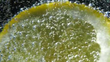 Maden sodasından taze meyve. Limon dilimleri portakallı kivi meyvesi. Ferahlatıcı bir içki. Köpüklü güzel bir kokteyl.