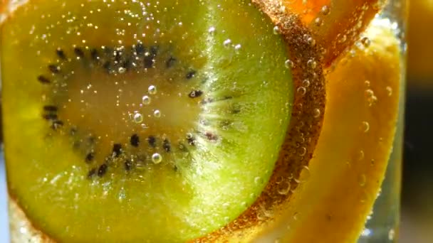 Vers Fruit Uit Mineraalsprankelend Water Snijdt Citroen Sinaasappel Fruit Kiwi — Stockvideo