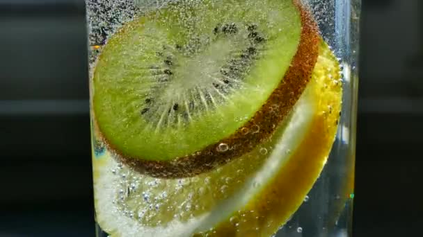 Obst Frisch Aus Mineralwasser Mit Kohlensäure Zitronen Orangen Kiwi Scheiben — Stockvideo