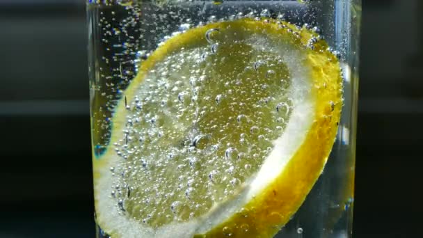 ミネラルスパークリングウォーターから新鮮なフルーツ レモンオレンジフルーツキウイフルーツのスライス リフレッシュドリンク 泡のある美しいカクテル — ストック動画
