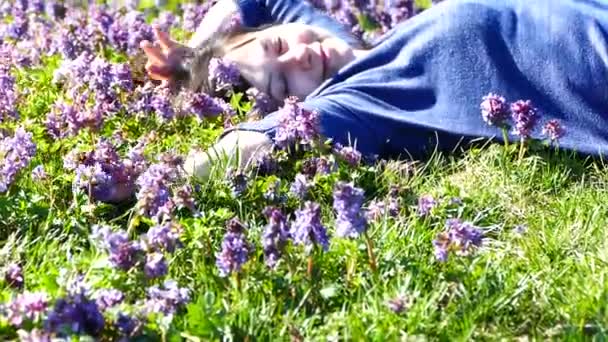 Menina Bonita Relaxa Gramado Deitado Grama Com Flores Azuis Uma — Vídeo de Stock