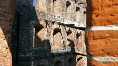 Yıkık kalede Ortaçağ tarzı. Antik bir binada bir yangından sonra. Eski tuğla. Taş duvarlar ahşap kapılar vardır.