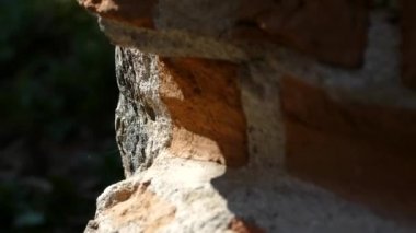 Yıkık kalede Ortaçağ tarzı. Antik bir binada bir yangından sonra. Eski tuğla. Taş duvarlar ahşap kapılar vardır.