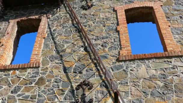 Château en ruine de style médiéval. Un ancien bâtiment après un incendie. Vieille maçonnerie. Les murs en pierre sont des portes en bois .