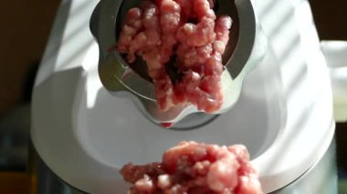 Et öğütücüde öğütülür. Çiğ et elektrikli et öğütücüsünden tabağa düşer. Aşçı bir tabak kıyma hazırlar. 