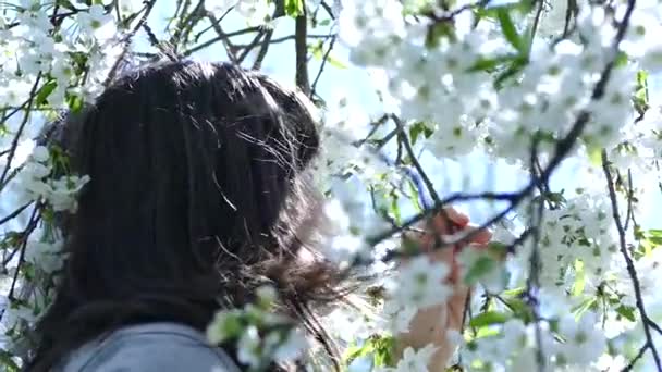 Mulher Desfrutando Flor Primavera Jardim — Vídeo de Stock