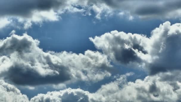Прекрасні Хмари Літають Небу Білі Сірі Чорні Хмари Рухаються Заході — стокове відео