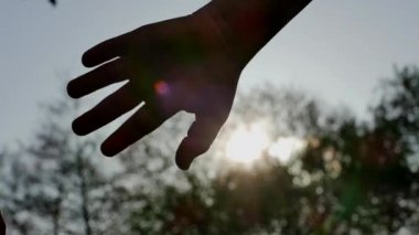 Birbirlerine dokunan genç çiftlerin elleri. Aşk konsepti