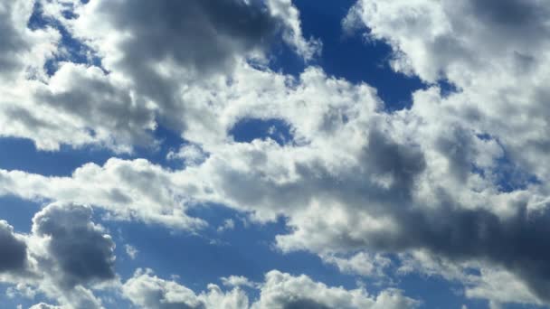 Beaux Nuages Volent Travers Ciel Des Nuages Blancs Gris Noirs — Video