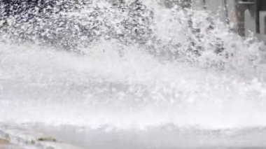 Kamyon ıslak yolda gidiyor.