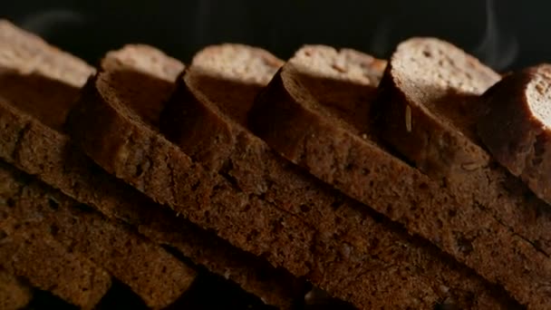 Frisch Geschnittenes Brot Liegt Auf Dem Schneidebrett Schwarzbrotfische Auf Dunklem — Stockvideo