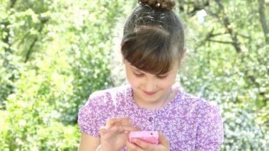 Kız doğada konuşuyor ve kullanıyor.. 