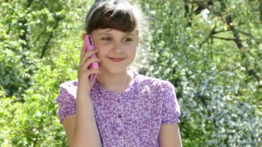 Kız doğada konuşuyor ve kullanıyor.. 