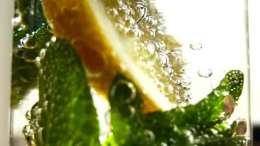 Mojito kokteylini tazeliyorum. Limonlu alkolsüz, canlandırıcı bir içecek. Bardakta karbonatlı su. 