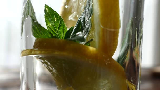 Cocktail Mojito Rafraîchissant Boisson Vivifiante Sans Alcool Menthe Citron Eau — Video