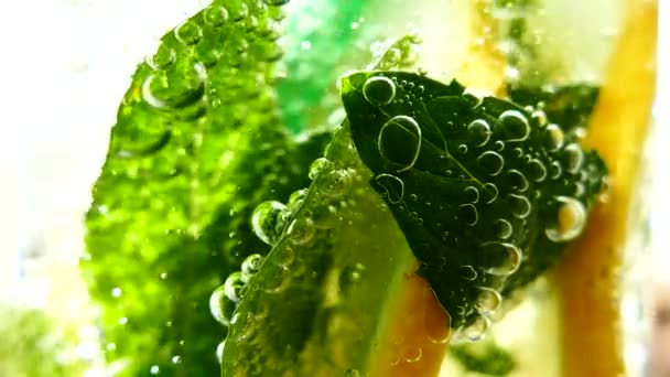 Osvěžující Mojito Koktejl Nealkoholický Osvěžující Nápoj Citrónovou Mentolkou Uhličitá Voda — Stock video
