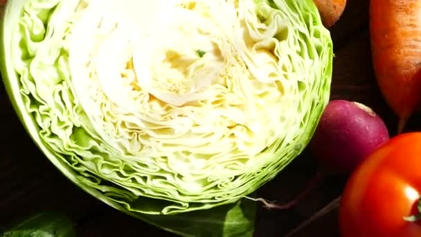 Mutfaktaki Kesme Tahtasında Sebze Dilimlemek Aşçı Yeşil Soğan Salatalık Domates — Stok video