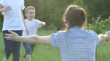 Anne çocuklarıyla yeşil çayırda