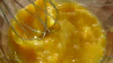 Yumurta bir cam kapta dövülmüş. Fırçalamak birlikte çırpılmış yumurta.