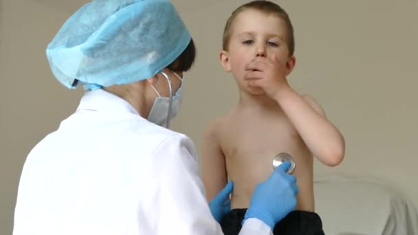 Doctorul Ascultă Stetoscop Unui Copil Tuse Doctorul Ascultă Pieptul Băiatului — Videoclip de stoc