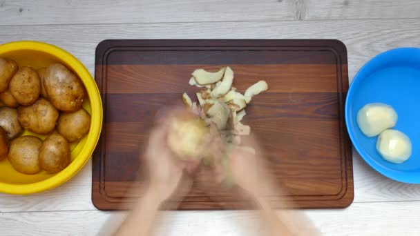 Kucharz Szybko Oczyszcza Ziemniaki Gotowanie Obiadu Ziemniaków Czyste Warzywa Desce — Wideo stockowe