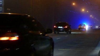 Şehrin yollarında sis var. Polis arabası yanıp sönen ışıklarla gidiyor..