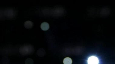 Sahnede hafif müzik. Konserdeki spot ışıkları. Işığın parlaması.