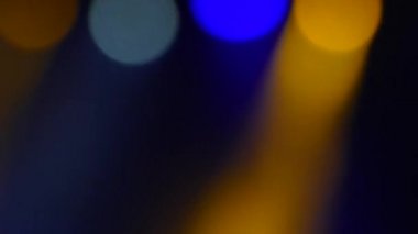 Sahnede hafif müzik. Konserdeki spot ışıkları. Işığın parlaması.