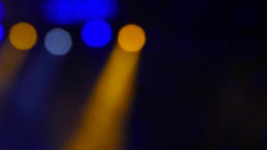 Sahnede hafif müzik. Konserdeki spot ışıkları. Işığın parlaması.