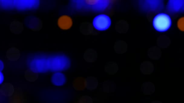 Musique légère sur scène. Pleins feux sur un concert. Flashs de lumière .