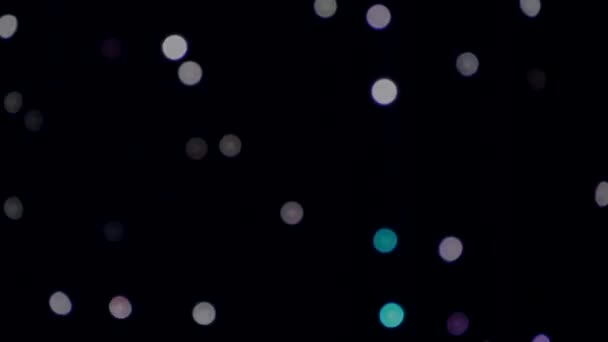 Musique légère sur scène. Pleins feux sur un concert. Flashs de lumière .