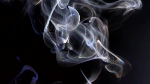 Hermoso humo sobre un fondo negro. Textura ahumada. Aumenta el vapor . — Vídeo de stock