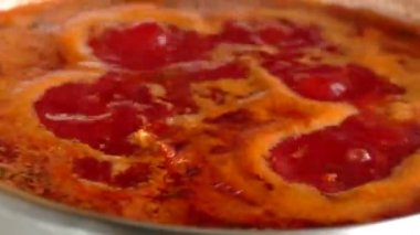 Borsch haşlanmış. Ukrayna çorbası. Sıvı yemek pişiriyorum..